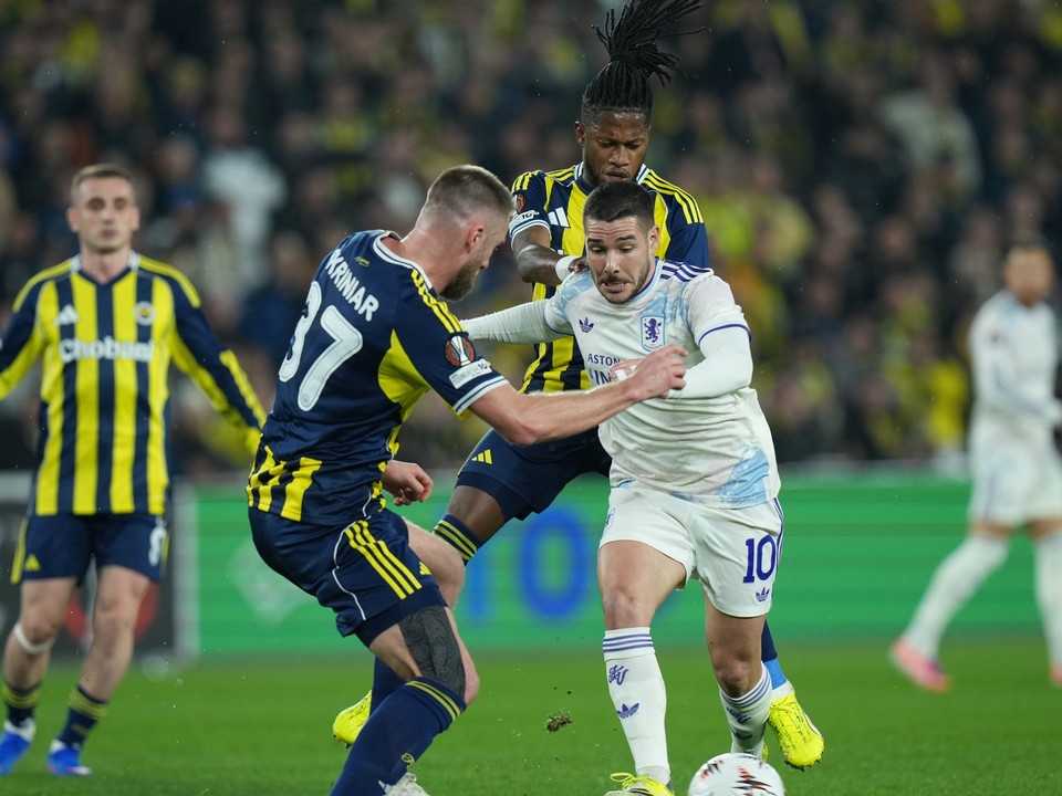 Hráč Aston Villy Emiliano Buendía (vpravo) bojuje o loptu s hráčom Fenerbahce Milanom Škriniarom.