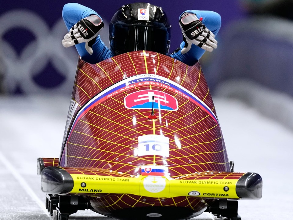 ONLINE: Viktória Čerňanská dnes ide 1. a 2. jazdu v monoboboch na ZOH 2026.
