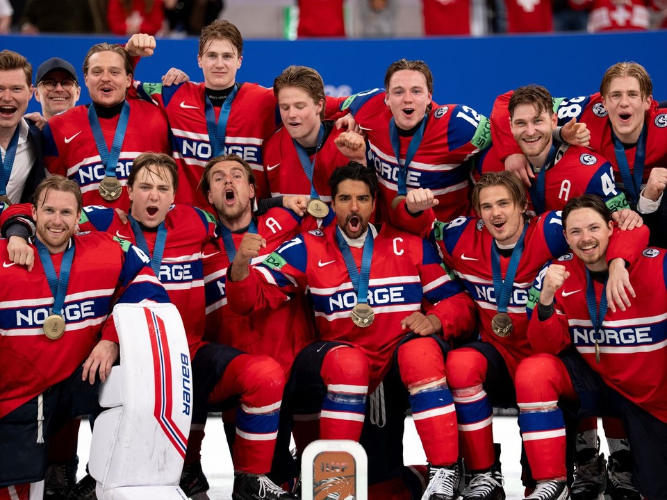 Hráči Nórska pózujú s bronzovými medailami na MS v hokeji 2026. 