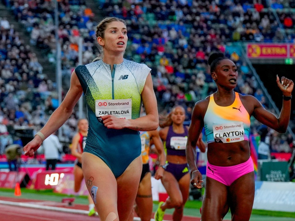Emma Zapletalová zo Slovenska a Rushell Clayton z Jamajky v behu na 400 metrov cez prekážky žien počas atletického mítingu Diamantovej ligy v Osle.