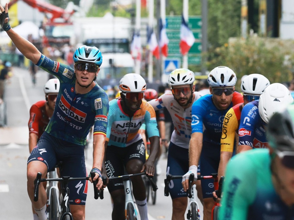 Tim Merlier oslavuje výhru v 12. etape na Tour de France 2026. 