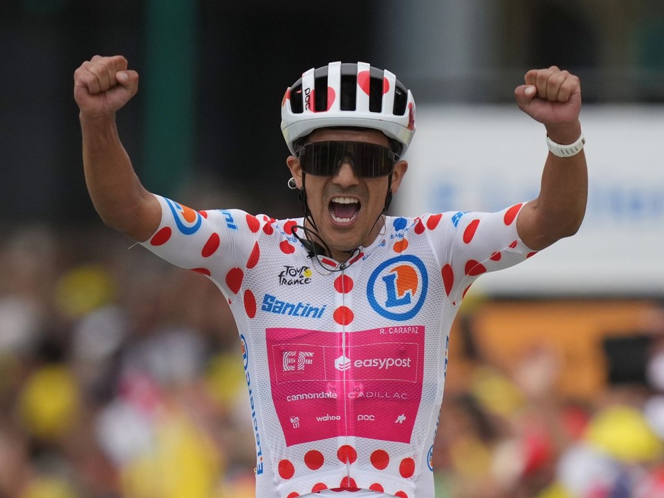 Richard Carapaz oslavuje víťazstvo v 20. etape na Tour de France 2026.