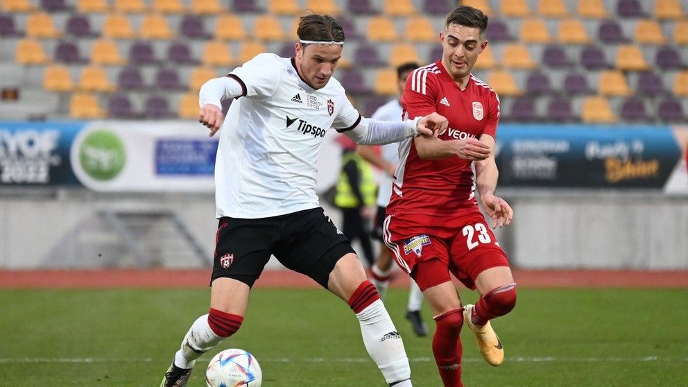 Milan Ristovski (v drese Trnavy) a Michal Faško v súboji o loptu.