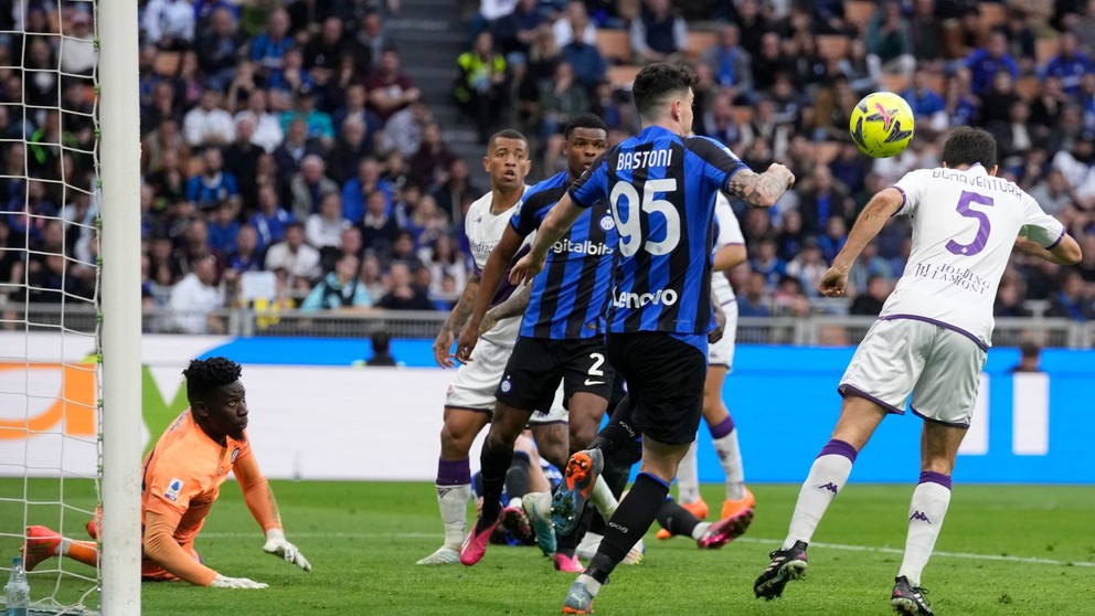 Giacomo Bonaventura (vpravo) strieľa gól v zápase Inter Miláno - ACF Fiorentina.