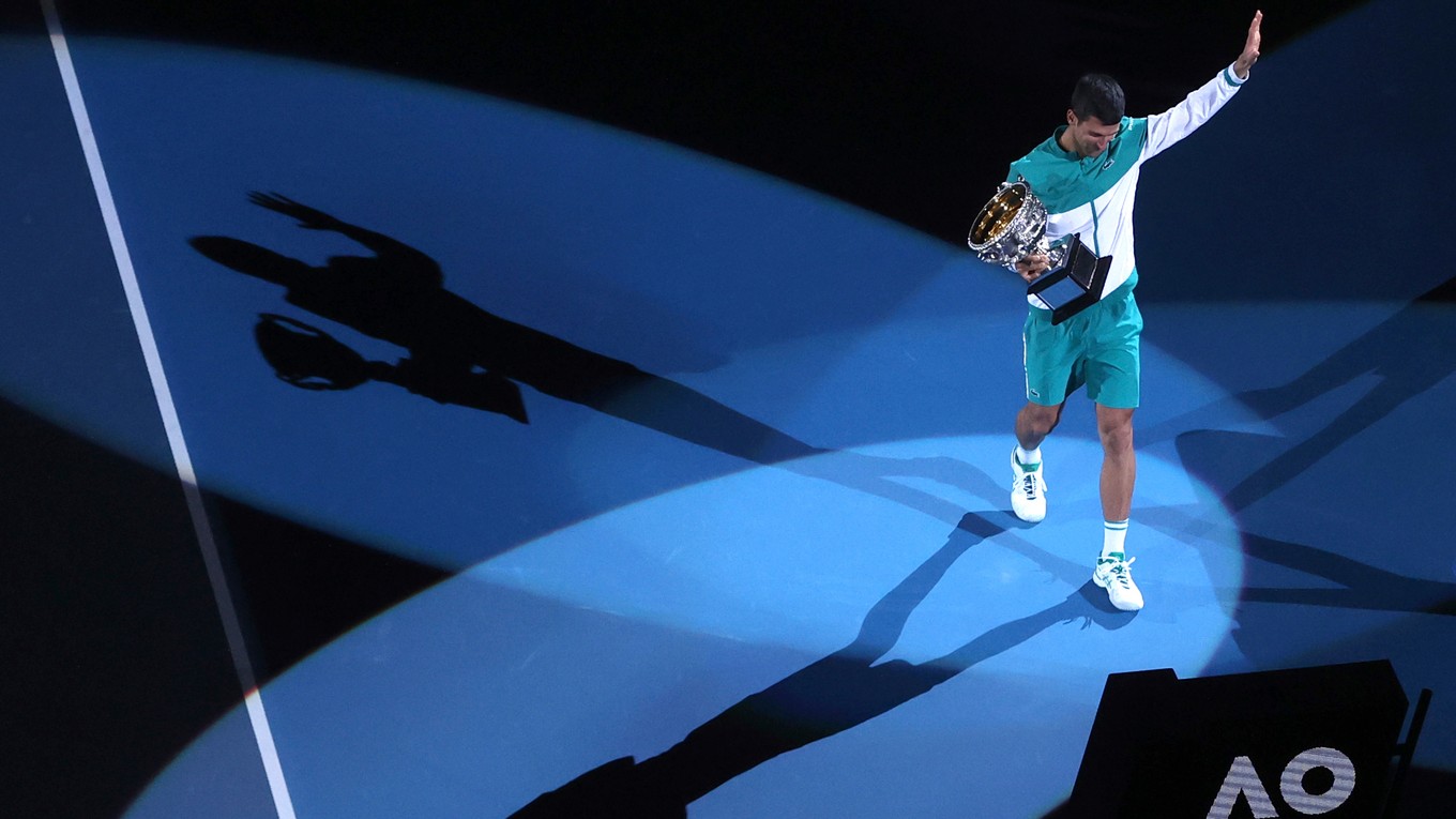 Novak Djokovič s víťaznou trofejou na Australian Open 2021.