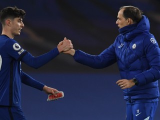 Mason Mount (vľavo) a tréner Chelsea FC Thomas Tuchel.
