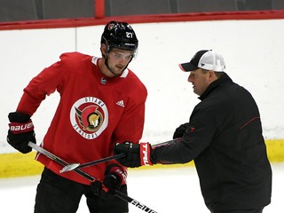 Tréner Ottawa Senators D.J. Smith a Logan Brown.