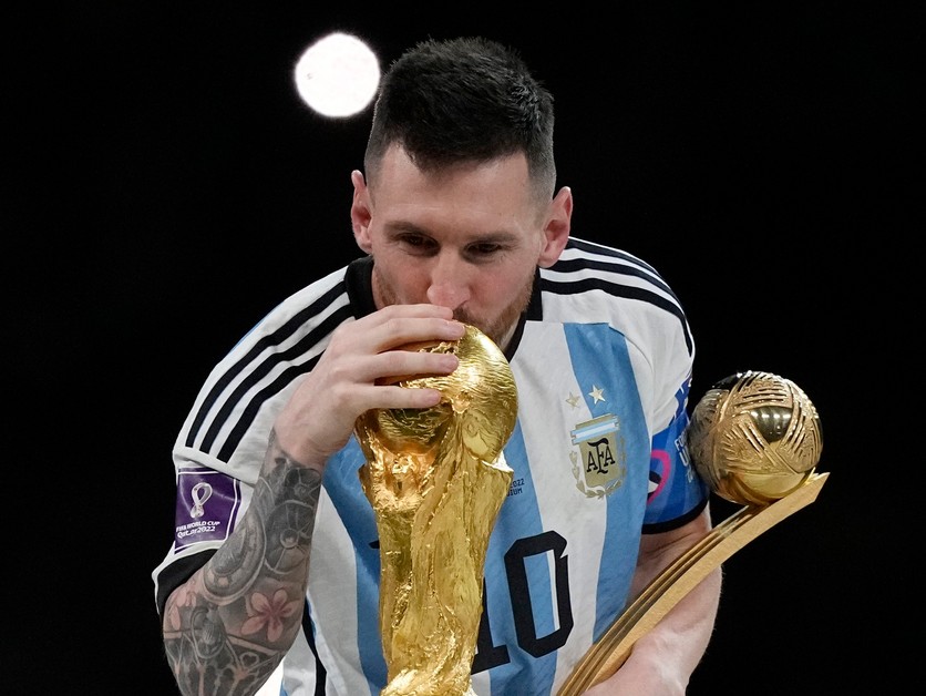 Lionel Messi bozkáva trofej pre víťaza MS vo futbale.