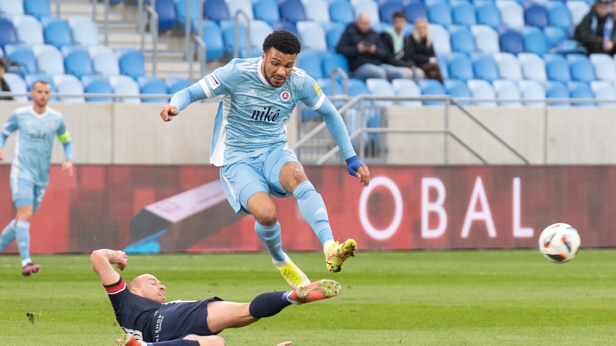 Adler v drese Slovana.