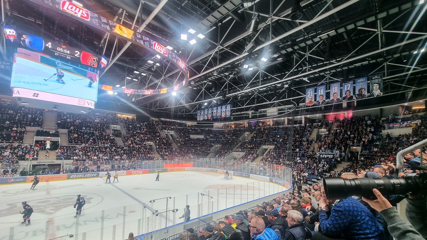 Hokejoví fanúšikovia na Zimnom štadióne Ondreja Nepelu. 