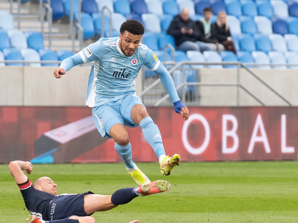 Adler v drese Slovana.
