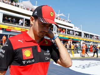 Sklamaný Charles Leclerc po havárii.