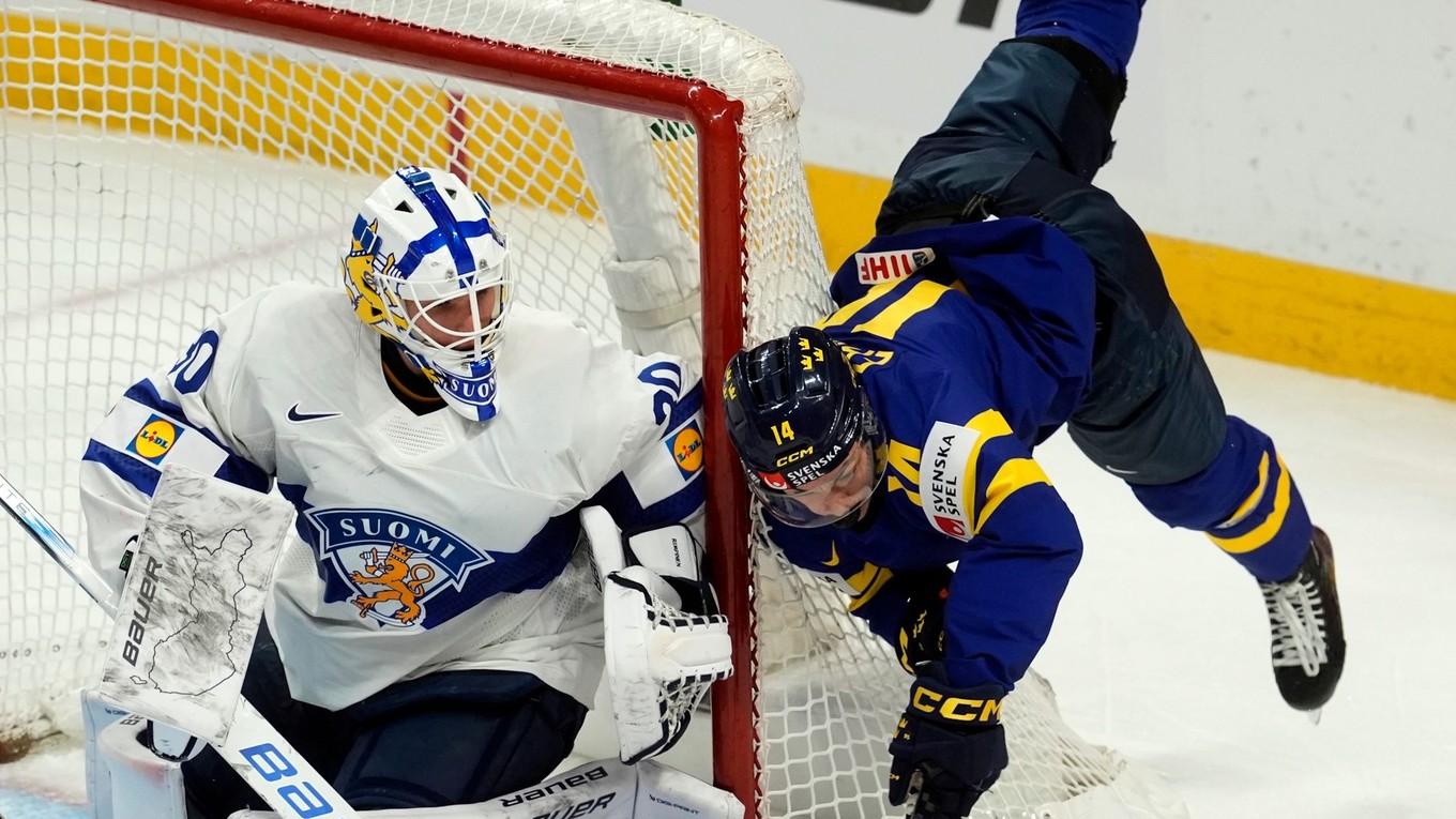 Brankár Petteri Rimpinen a Linus Eriksson v zápase Švédsko - Fínsko v semifinále MS v hokeji do 20 rokov 2025.