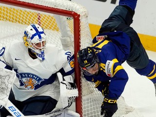 Brankár Petteri Rimpinen a Linus Eriksson v zápase Švédsko - Fínsko v semifinále MS v hokeji do 20 rokov 2025.