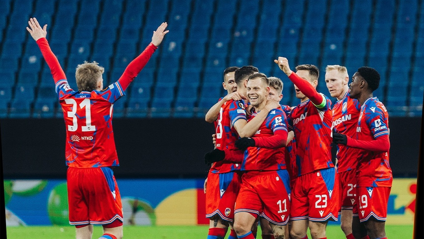 Hráči FC Viktoria Plzeň sa radujú z gólu