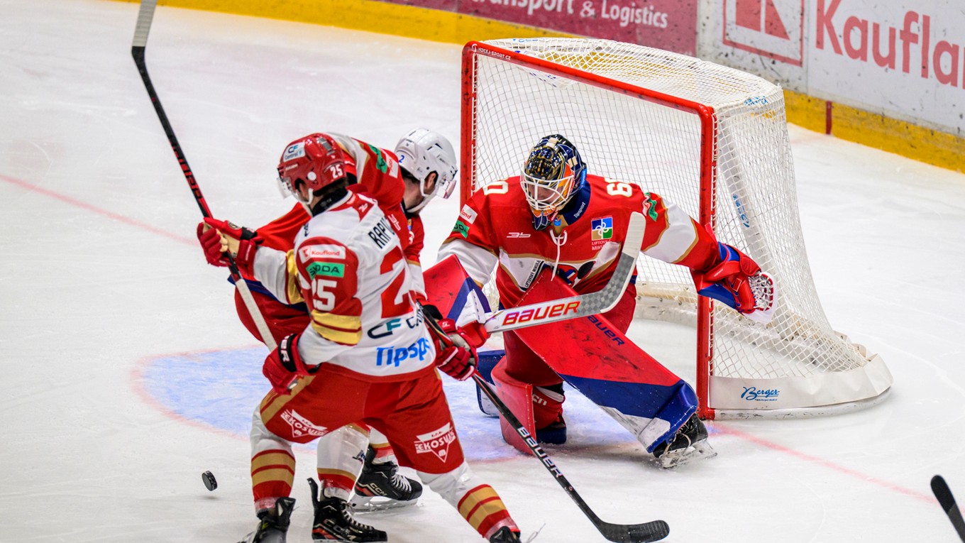 Zľava William Charles Rapuzzi (Prešov), Carter Robertson a brankár Aleksi Daniel Lebedeff (obaja Liptovský Mikuláš) počas zápasu 6. kola hokejovej Tipsport ligy HC Prešov - HK 32 Liptovský Mikuláš.