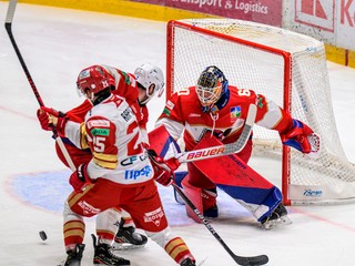 Zľava William Charles Rapuzzi (Prešov), Carter Robertson a brankár Aleksi Daniel Lebedeff (obaja Liptovský Mikuláš) počas zápasu 6. kola hokejovej Tipsport ligy HC Prešov - HK 32 Liptovský Mikuláš.