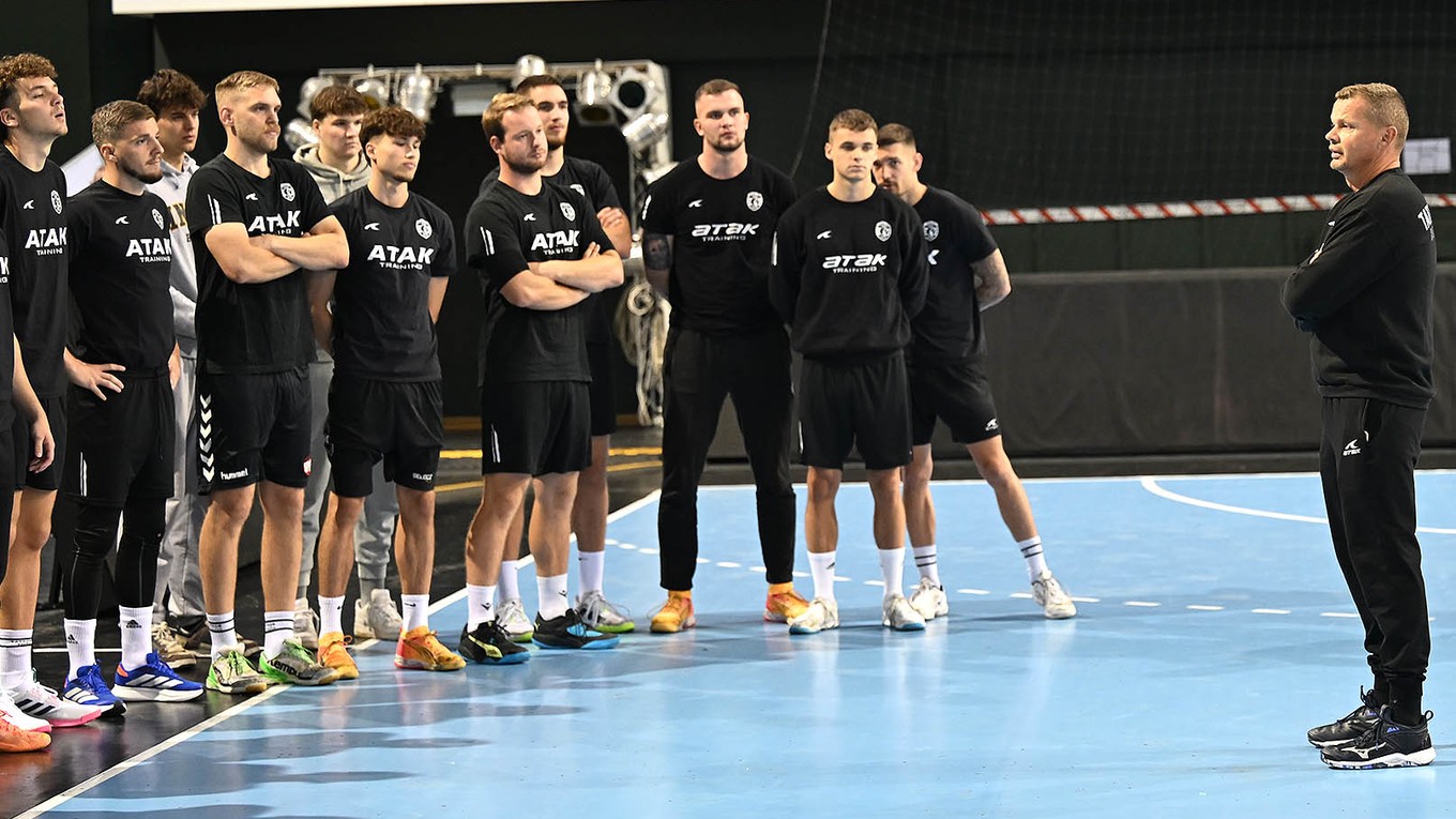 Tréner Radoslav Antl počas tréningu Tatrana Prešov.