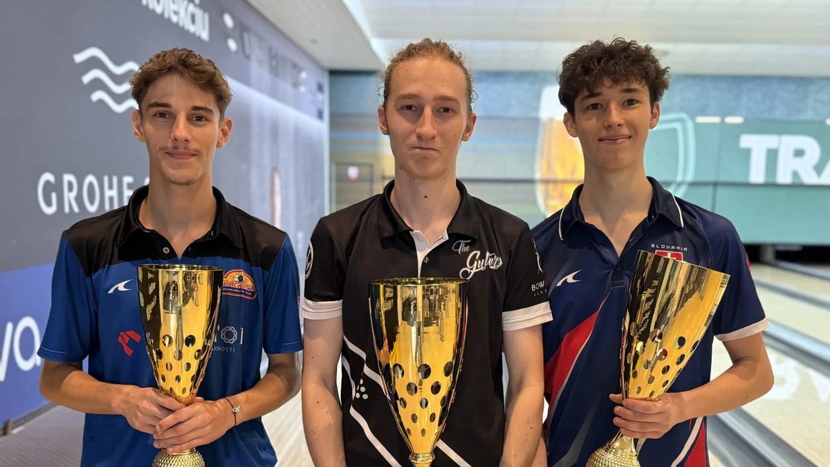 Medailisti MSR v bowlingu 2025. V strede víťaz Šimon Jaroš.