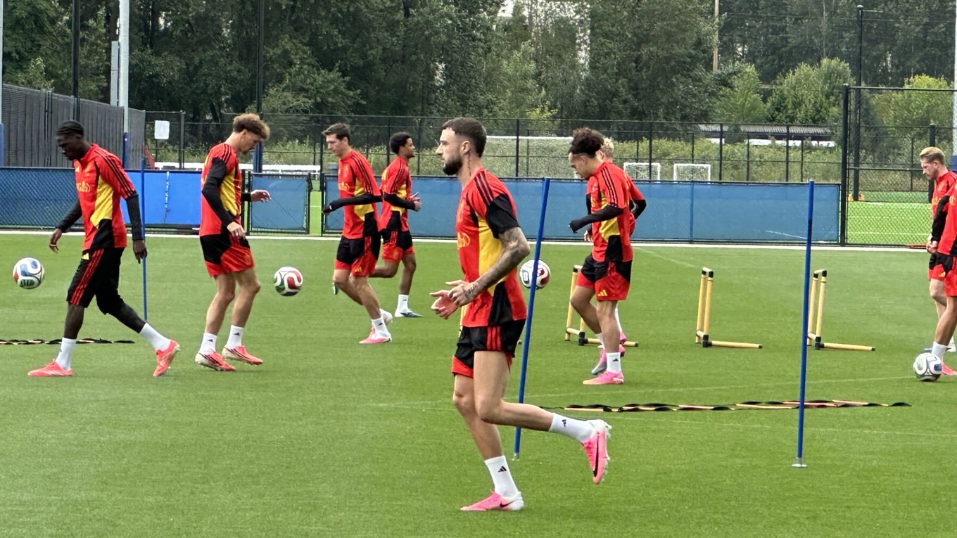 Na snímke obranca Zeno Debast (uprostred) sa rozcvičuje na tréningu belgickej futbalovej reprezentácie na majstrovstvách sveta.
