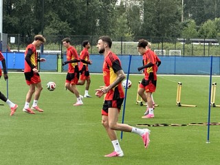 Na snímke obranca Zeno Debast (uprostred) sa rozcvičuje na tréningu belgickej futbalovej reprezentácie na majstrovstvách sveta.