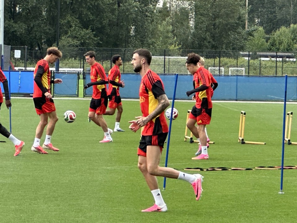Na snímke obranca Zeno Debast (uprostred) sa rozcvičuje na tréningu belgickej futbalovej reprezentácie na majstrovstvách sveta.