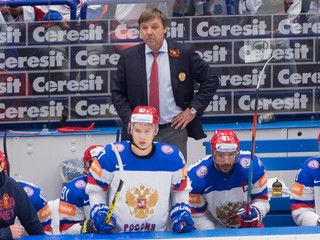 Tréner Oleg Znarok na lavičke Ruska na MS v hokeji 2015.