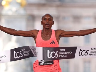 Sebastian Sawe vyhral Londýnsky maratón a ako prvý ho zabehol pod dve hodiny. 