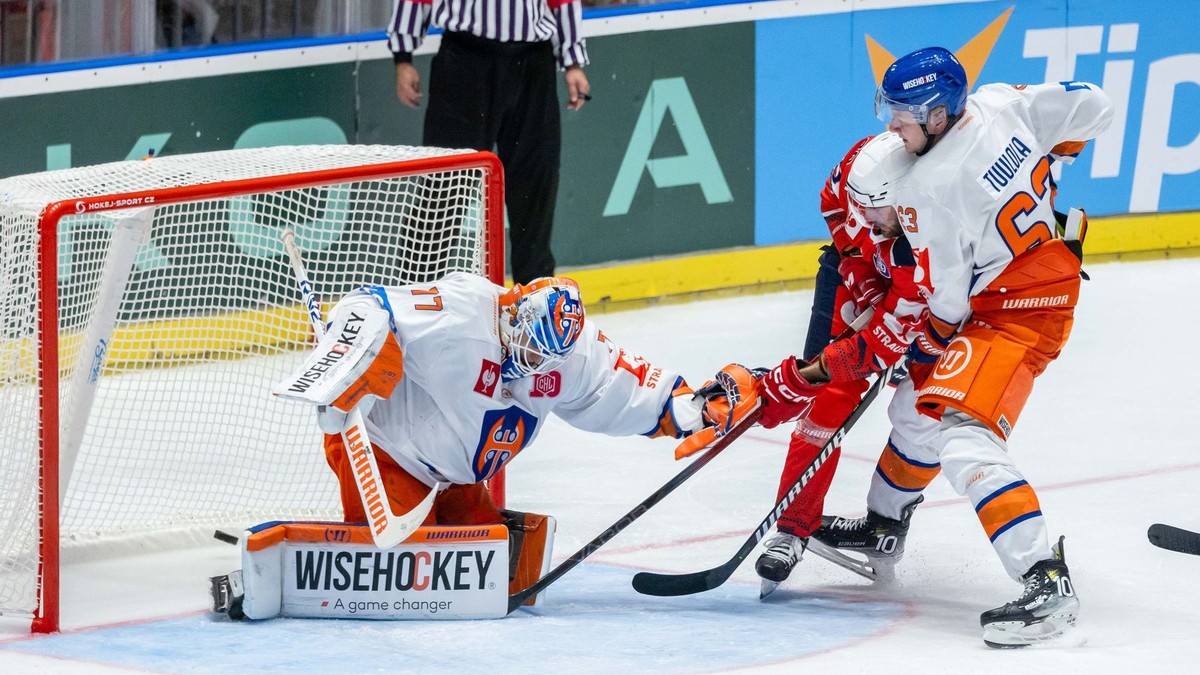 Pardubický útočník Robert Kousal strieľa gól v zápase proti Tappere Tampere. 