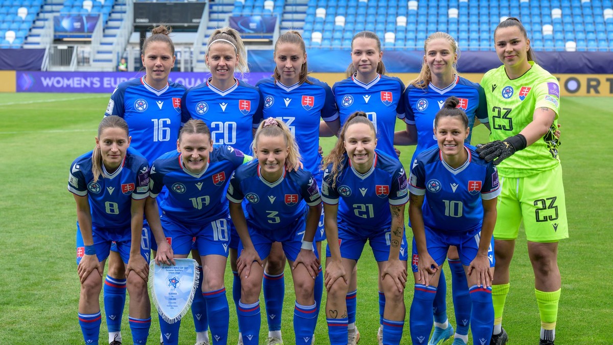Na snímke futbalistky základnej jedenástky Slovenska pózujú pred zápasom B- divízie 3. skupiny kvalifikácie na MS 2027 vo futbale žien Slovensko - Fínsko v Nitre.
