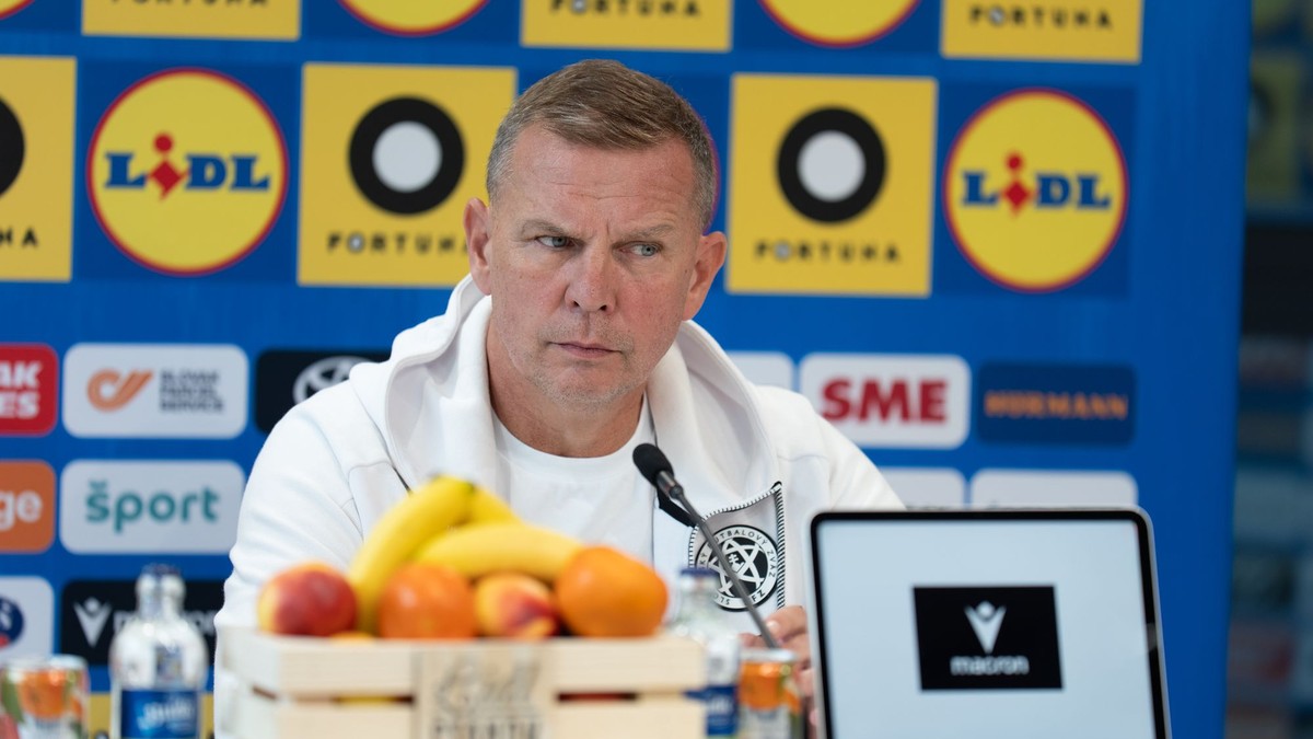 Na snímke tréner 21-ky tímu SR Jaroslav Kentoš počas tlačovej konferencie k futbalovej nominácii.