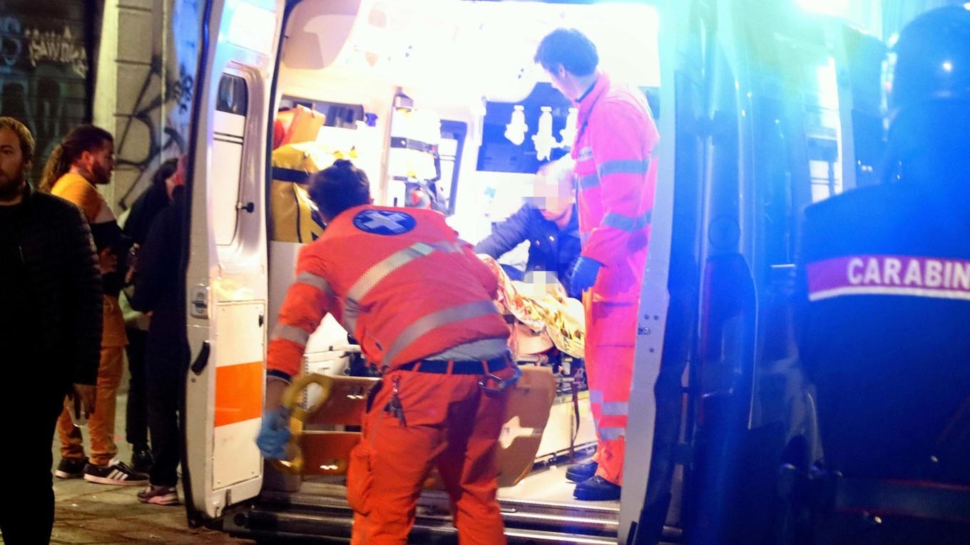Zraneného fanúšika PSG odvážajú do nemocnice.