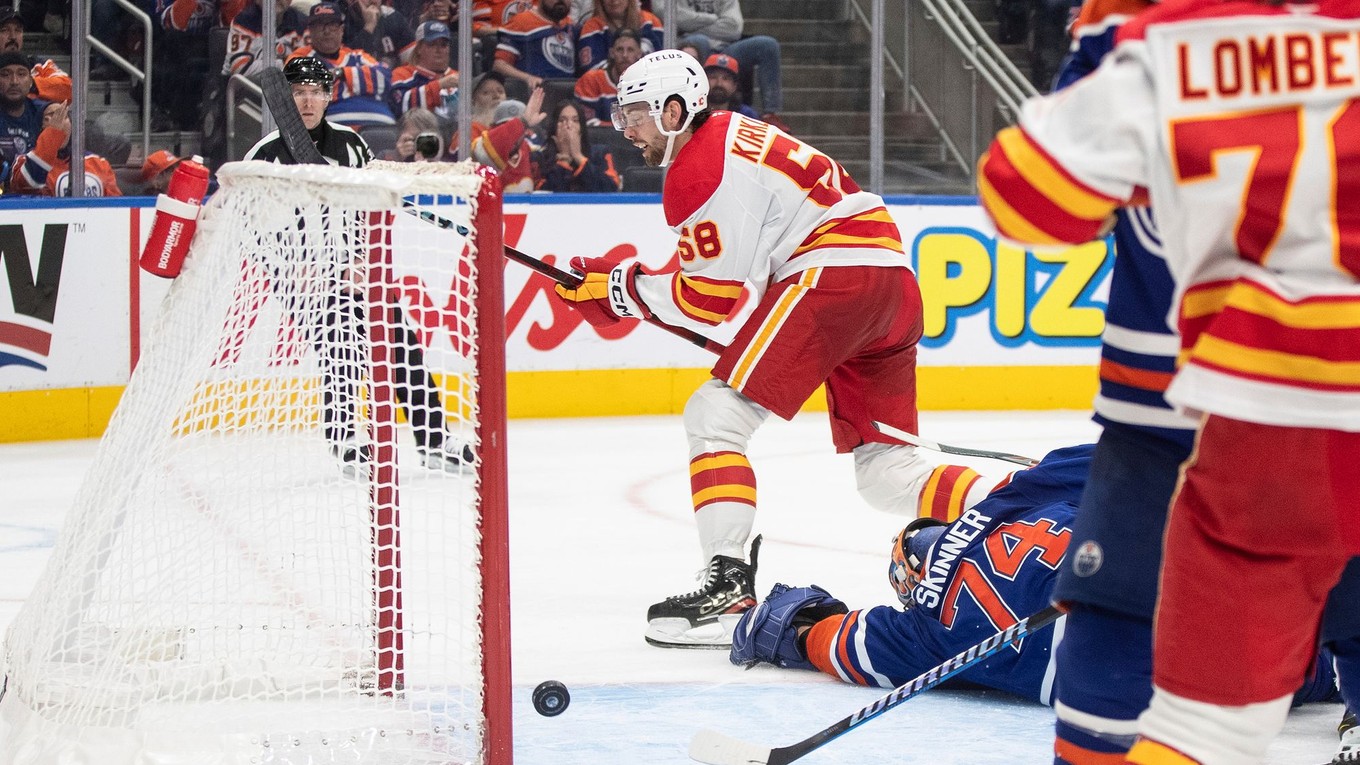 Hokejista Calgary Flames Justin Kirkland strieľa svoj prvý gól v NHL proti Edmontonu.