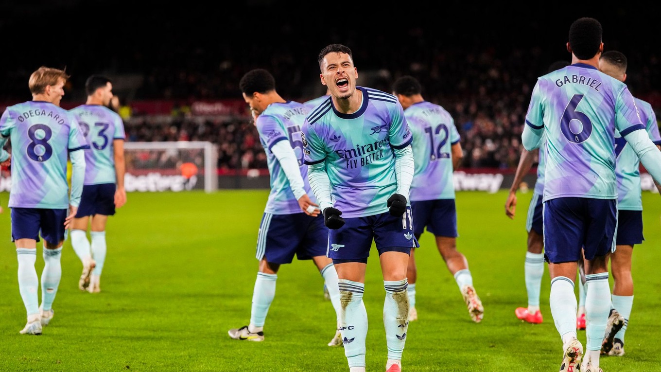 Gabriel Martinelli (v strede) sa teší po strelenom góle v zápase Brentford FC - Arsenal FC v 19. kole Premier League.