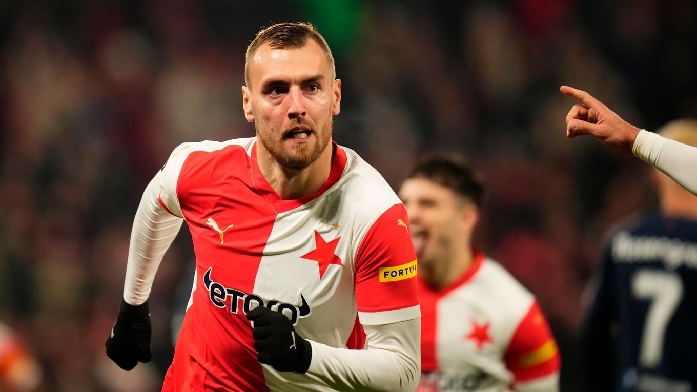 Hráči Slavie Praha oslavujú gól. 