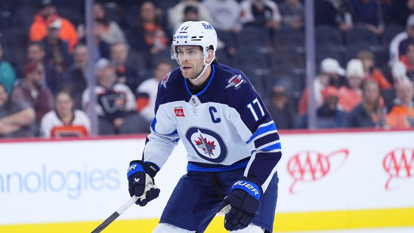 Kapitán Winnipegu Adam Lowry.