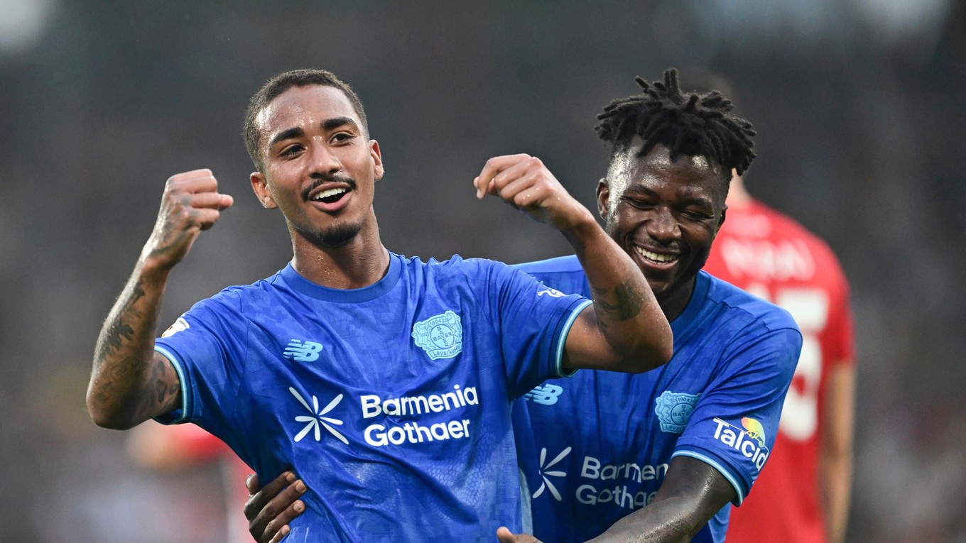 Futbalisti Bayeru Leverkusen oslavujú gól.