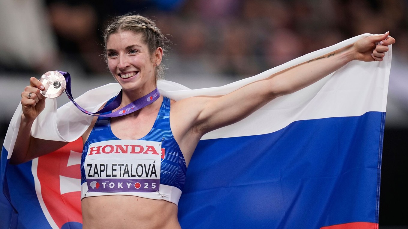 Emma Zapletalová s bronzovou medailou po finále na 400 m cez prekážky na MS v Tokiu.