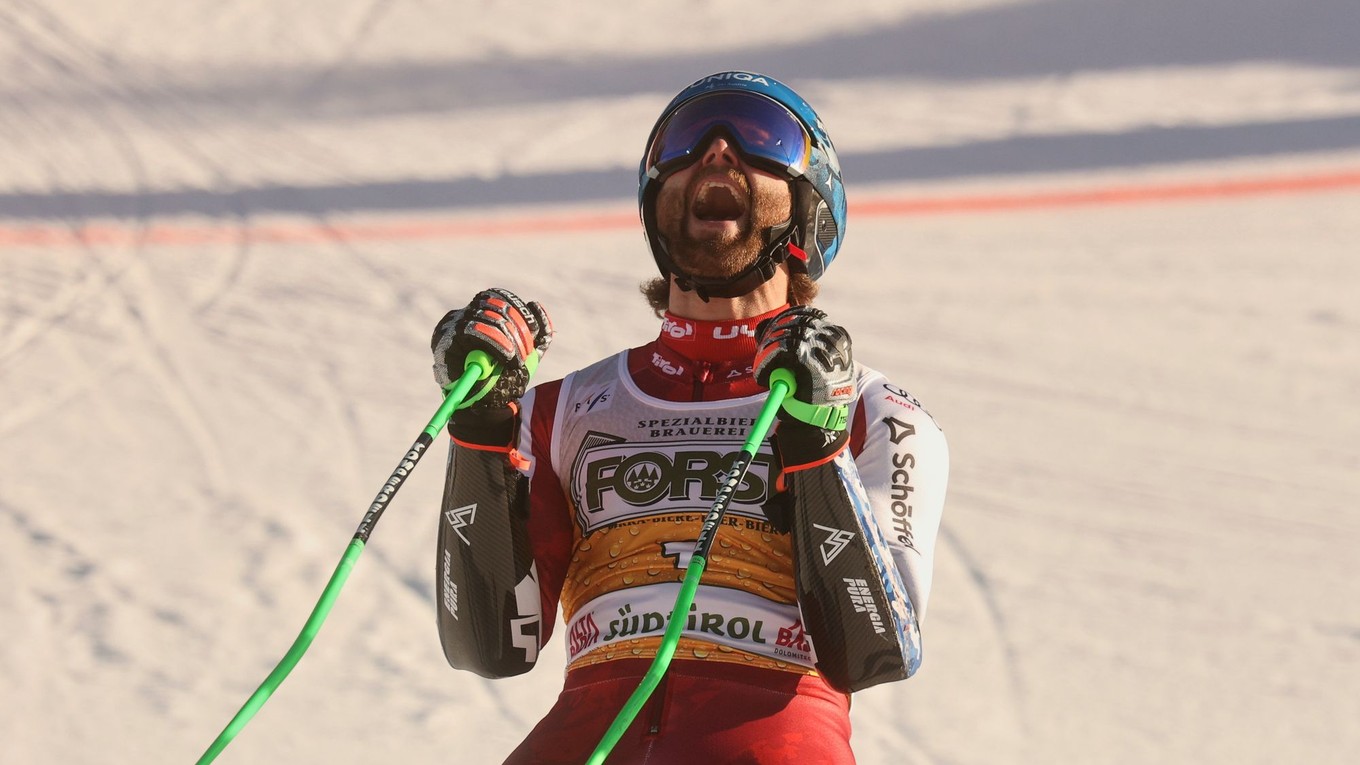 Marco Schwarz oslavuje triumf v obrovskom slalome v Alta Badii.