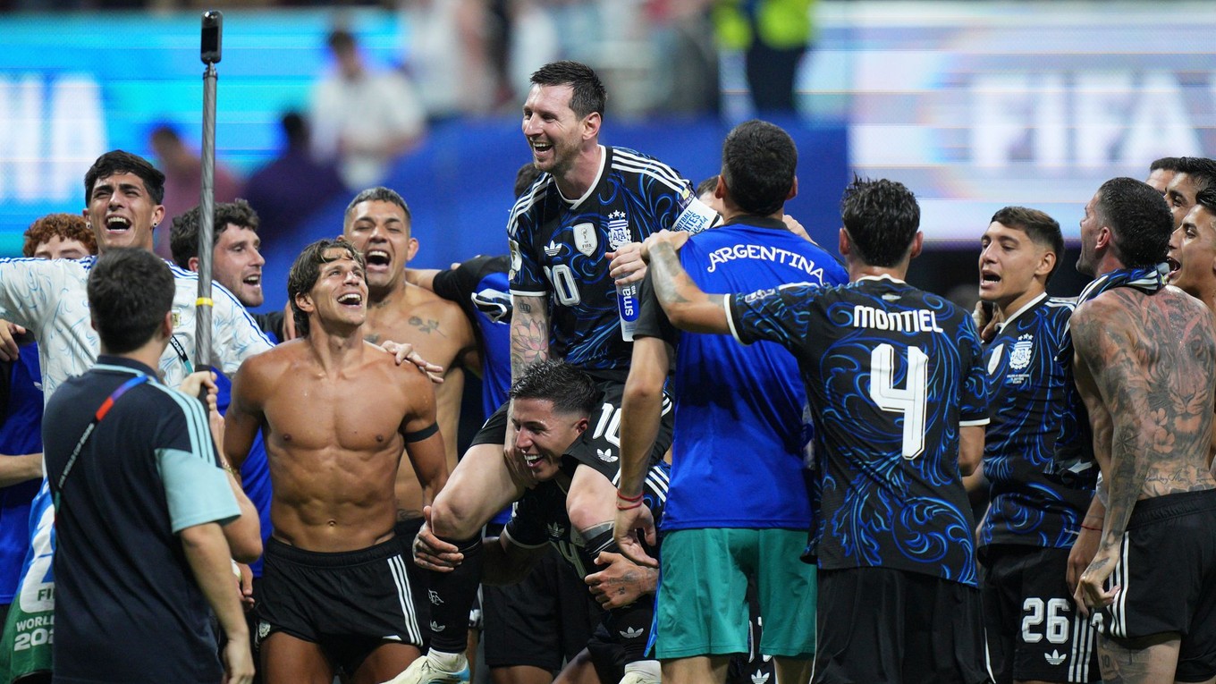 Lionel Messi (10) z Argentíny oslavuje so spoluhráčmi víťazstvo po semifinálovom zápase majstrovstiev sveta vo futbale medzi Anglickom a Argentínou v Atlante