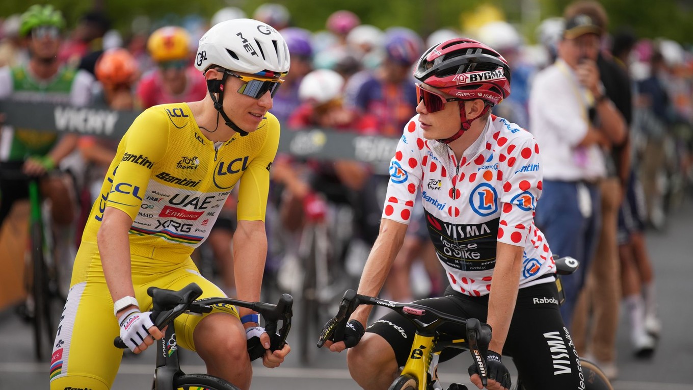 Slovinský cyklista Tadej Pogačar (vľavo) a Dán Jonas Vingegaard počas Tour de France 2026.