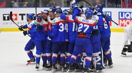 Víťazná radosť slovenských hokejostov v predĺžení v zápase základnej B-skupiny USA - Slovensko .