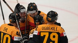 Parker Tuomie oslavuje gól so spoluhráčmi počas zápasu Nemecko - Kazachstan na MS v hokeji 2024.