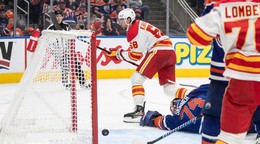 Hokejista Calgary Flames Justin Kirkland strieľa svoj prvý gól v NHL proti Edmontonu.