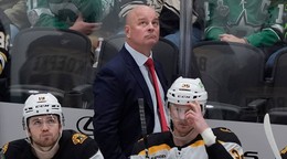 Jim Montgomery na lavičke Boston Bruins.