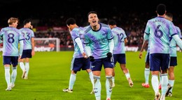 Gabriel Martinelli (v strede) sa teší po strelenom góle v zápase Brentford FC - Arsenal FC v 19. kole Premier League.