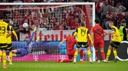 Waldemar Anton (vpravo) strieľa gól v zápase Bayern Mníchov - Borussia Dortmund. 