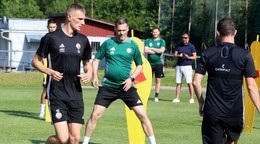 Asistent trénera Vladimír Cifranič (v strede) počas tréningu pred štartom letnej prípravy futbalového klubu FK Železiarne Podbrezová.