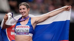 Emma Zapletalová s bronzovou medailou po finále na 400 m cez prekážky na MS v Tokiu.