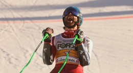 Marco Schwarz oslavuje triumf v obrovskom slalome v Alta Badii.